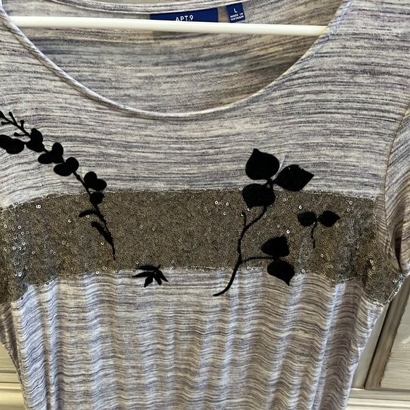 Women’s top - Picture 2 of 3